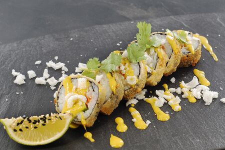 Темпура ролл с лососем и авокадо