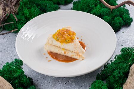 Блины с карамельным соусом и тартаром из манго