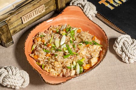Жареный рис с курицей и ветчиной