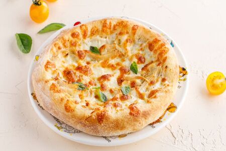 Пицца с курицей и сыром