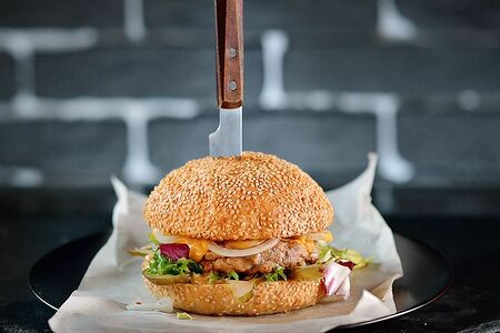 Уральский мужик с мощной cвинoй котлетой