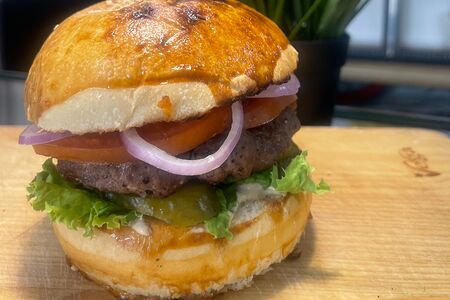 Бургер с говядиной на мангале