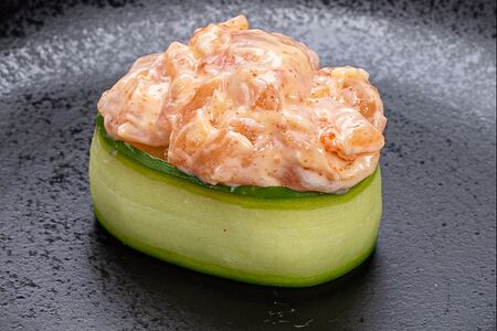 Сяке спайси суши