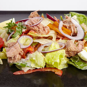 Салат с тунцом