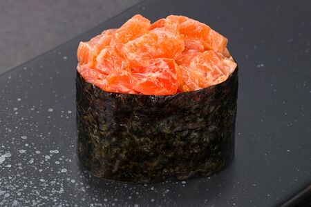 Гункан спайси лосось