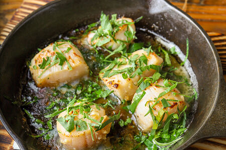 Морские гребешки с чесноком и петрушкой