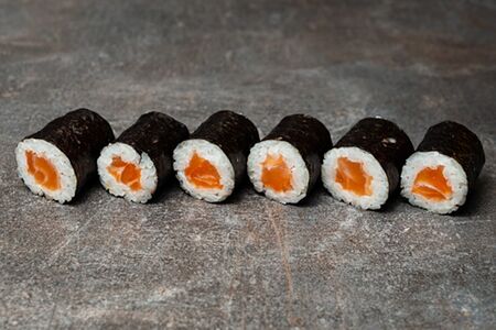 Ролл с лососем