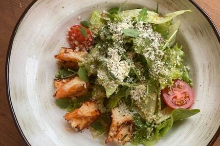 Салат с тигровыми креветками и пармезаном