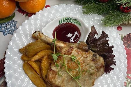 Корейка с картофельными дольками и соусом сацебелли