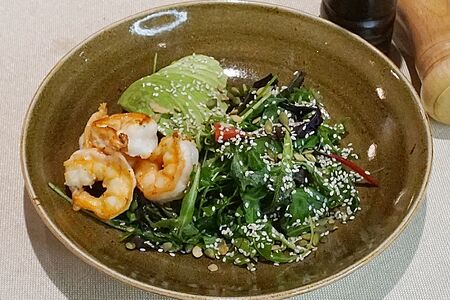 Зеленый салат с авокадо и креветками