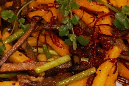 Говядина соломкой, жаренная с картофелем, острым хрустящим перцем и стрелками чеснока