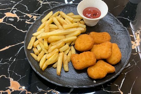 Наггетсы с картошкой фри и соус кетчуп