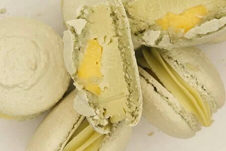 Макарон Фисташка-вишня