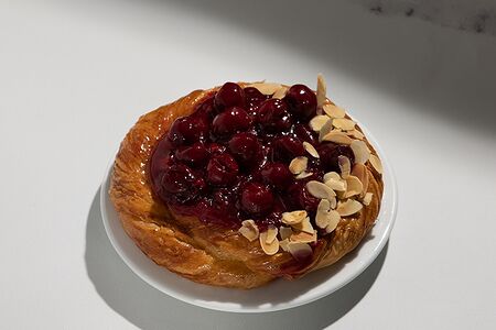 Фризетт с вишней и миндалем