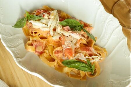 Тальятелле с крабом и томатами