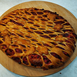 Пирог с брусникой и яблоком