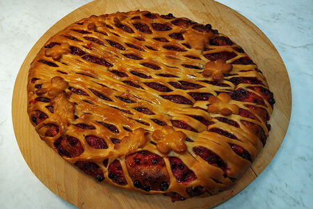 Пирог с брусникой и яблоком