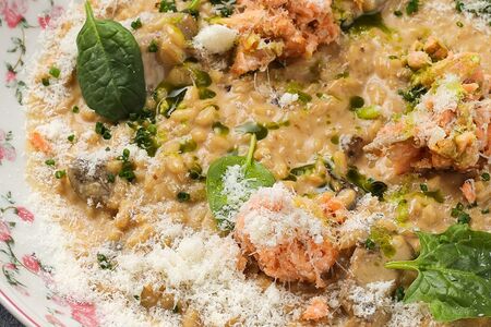 Грибное ризотто с копченым лососем