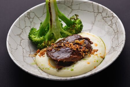 Говяжьи щеки с брокколи и картофельным муссом