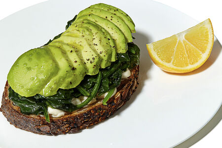 Тост с авокадо, припущенным шпинатом и сыром кешью