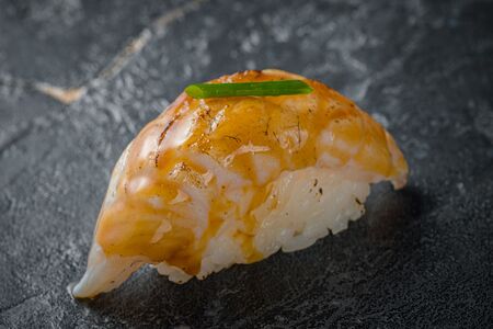 Суши опаленные с дорадой