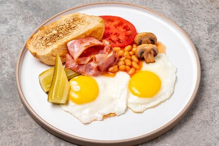 Глазунья с беконом и фасолью