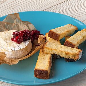 Запеченный сыр Камамбер с брусничным вареньем