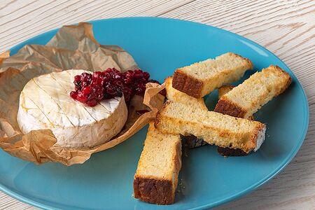 Запеченный сыр Камамбер с брусничным вареньем