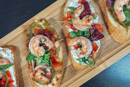 Брускетта с соусом песто и базиликом