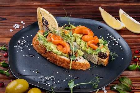 Брускетта с лососем и гуакамоле