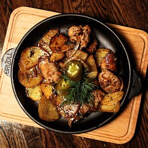 Жаренный картофель по Баварски с колбасками и халапеньо