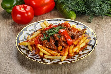 Бефстроганов с картофелем фри