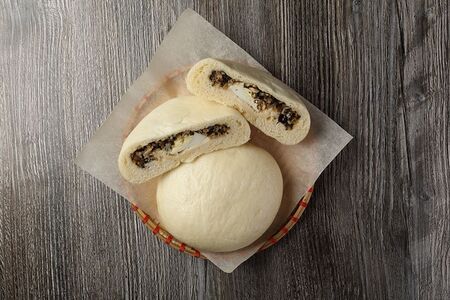 Булочка Бань Бао с начинкой из свинины с яйцом