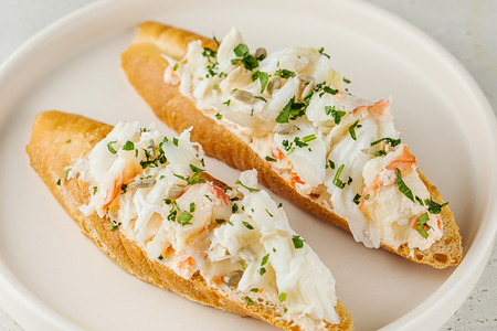 Брускетты с камчатским крабом и сливочным соусом с печеным перцем