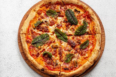 Пицца с беконом и мидиями под трюфельным маслом