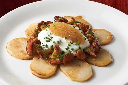 Картофель с лисичками и щучьей икрой