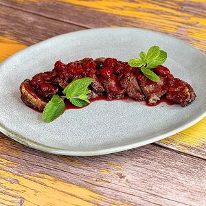 Утиная грудка конфи с ягодным соусом