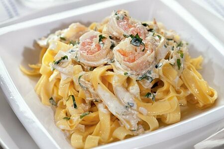 Тальятелле с лососем и креветками