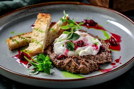 Паштет из телятины с черносливом, кремом пармезан и чиабаттой