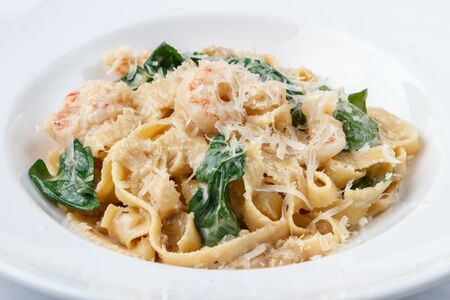 Феттуччине с креветкой и шпинатом в сливочном соусе