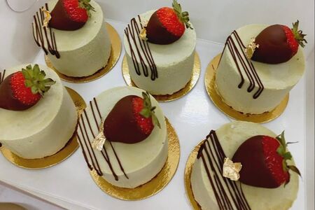 Пирожные матча с клубникой