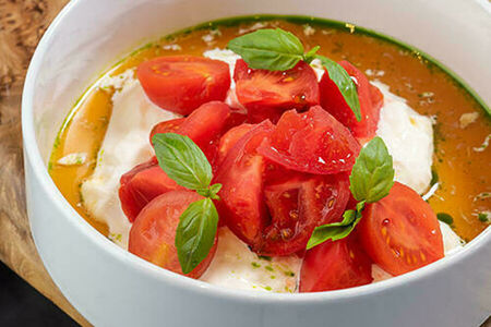 Салат со страчателлой, томатами и трюфельным понзу