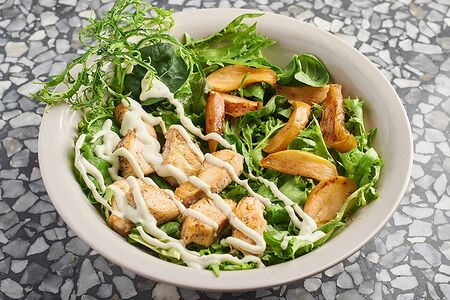 Салат с филе цыпленка и соусом Блю-чиз