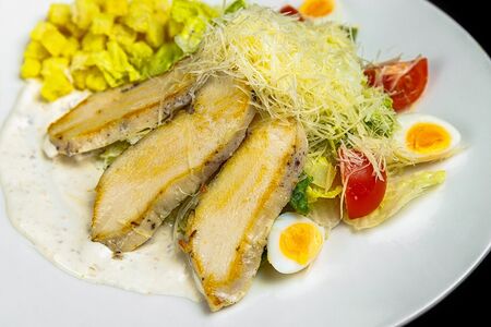 Салат Цезарь с куриной грудкой