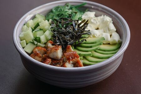 Поке с угрем и авокадо