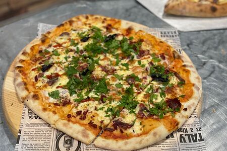 Пицца с тунцом и луком