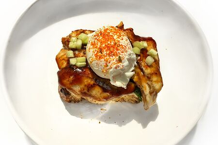 Бриошь с угрем, авокадо и шпинатом