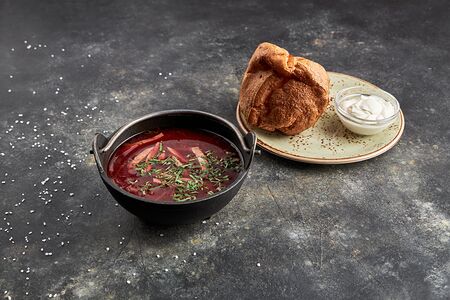 Борщ с чёрным хлебом и салом