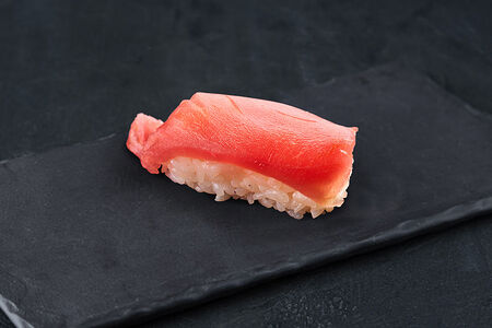 Суши с тунцом