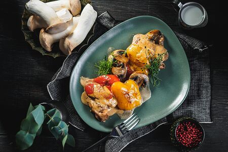 Куриные бедра с овощами в сливочном соусе